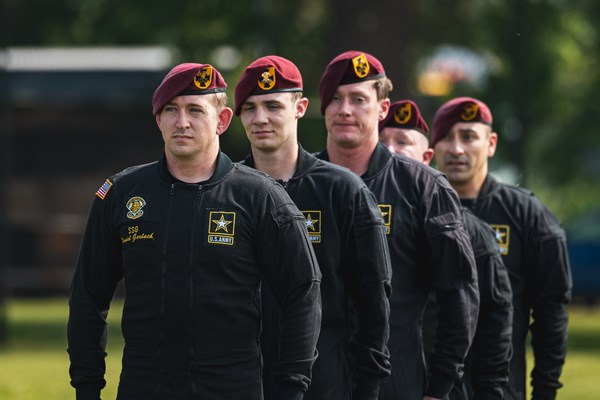 Members_of_the_Parachute_precision_team,_the_U.S._Army_Golden_Knights.